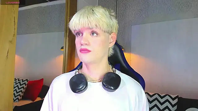 Snapshot of VladHellsing4 chatting on 02-05-26, 02:43 VladHellsing4 online show from 02-05-26, 02:43