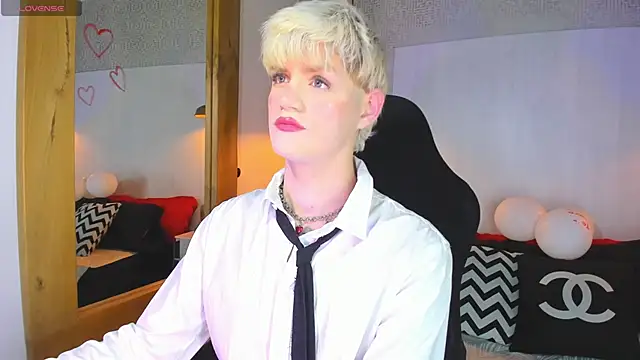 Snapshot of VladHellsing4 chatting on 02-14-26, 02:25 VladHellsing4 online show from 02-14-26, 02:25