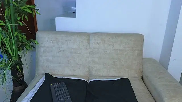 Lorenne Miller online show from 09-28-25, 04:07