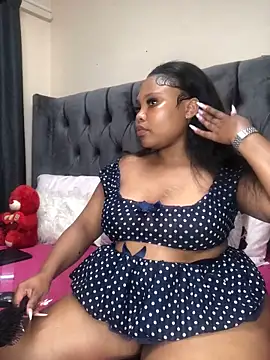 Snapshot of Anaelle24 chatting on 10-17-25, 08:28 Anaelle24 online show from 10-17-25, 08:28