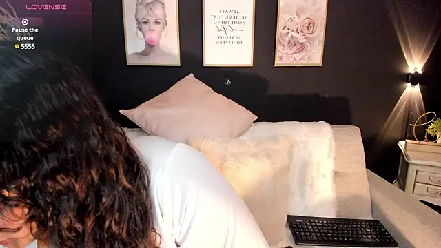 Snapshot of Keisha_west chatting on 02-04-25, 02:32 Keisha west online show from 02-04-25, 02:32