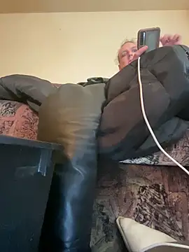 Snapshot of kikiwonderbar chatting on 11-04-25, 12:48 kikiwonderbar online show from 11-04-25, 12:48