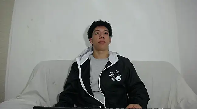 Snapshot of ethan_noir chatting on 02-21-25, 06:15 ethan noir online show from 02-21-25, 06:15