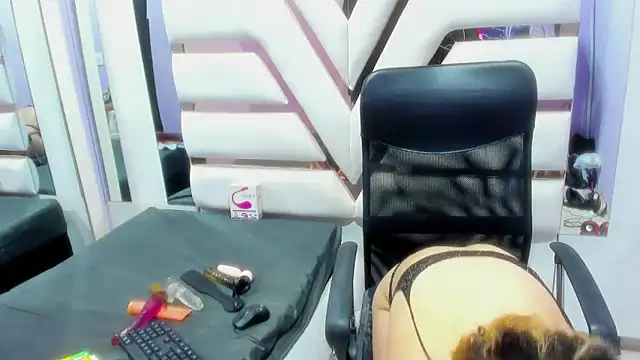 Snapshot of AndrySaenz18 chatting on 01-23-25, 03:16 AndrySaenz18 online show from 01-23-25, 03:16