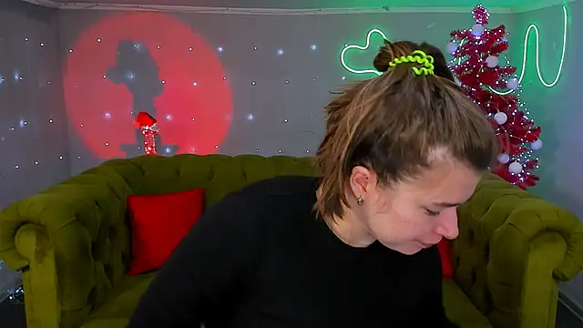 Snapshot of _Sun_Shy_ chatting on 12-23-24, 01:13 Sun Shy online show from 12-23-24, 01:13