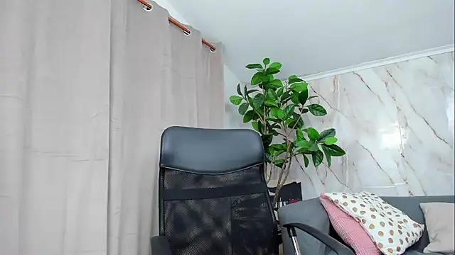 Snapshot of JennaPrice chatting on 07-07-26, 10:03 JennaPrice online show from 07-07-26, 10:03