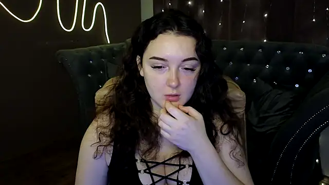 Snapshot of GloriNichols chatting on 12-08-24, 06:01 GloriNichols online show from 12-08-24, 06:01