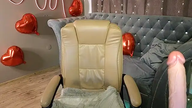 Snapshot of GloriNichols chatting on 02-22-25, 12:40 GloriNichols online show from 02-22-25, 12:40