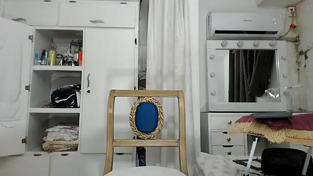 Snapshot of marcella6 chatting on 10-20-25, 01:00 marcella6 online show from 10-20-25, 01:00