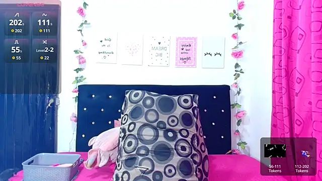 Snapshot of CiaraEbony chatting on 10-21-25, 12:22 CiaraEbony online show from 10-21-25, 12:22