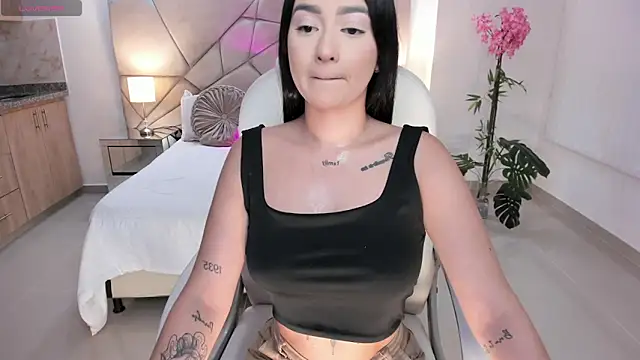 amelie jhons online show from 12-17-25, 10:05