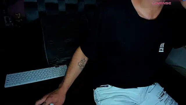 Snapshot of Piggy_Eddy chatting on 01-14-25, 03:53 Piggy Eddy online show from 01-14-25, 03:53