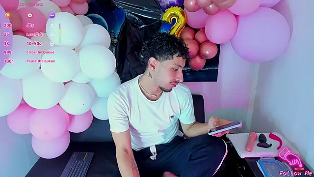 Snapshot of Piggy_Eddy chatting on 10-01-25, 08:48 Piggy Eddy online show from 10-01-25, 08:48