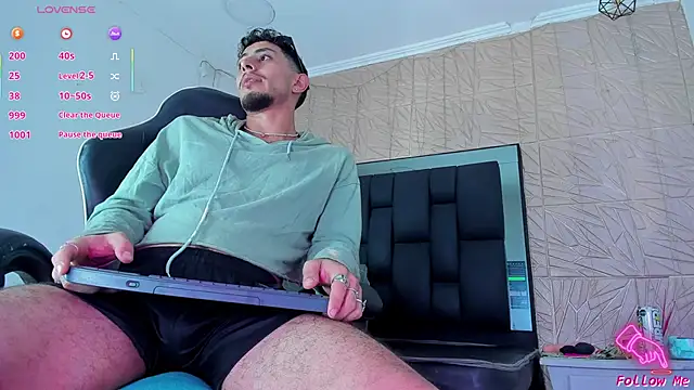 Snapshot of Piggy_Eddy chatting on 10-14-25, 05:19 Piggy Eddy online show from 10-14-25, 05:19