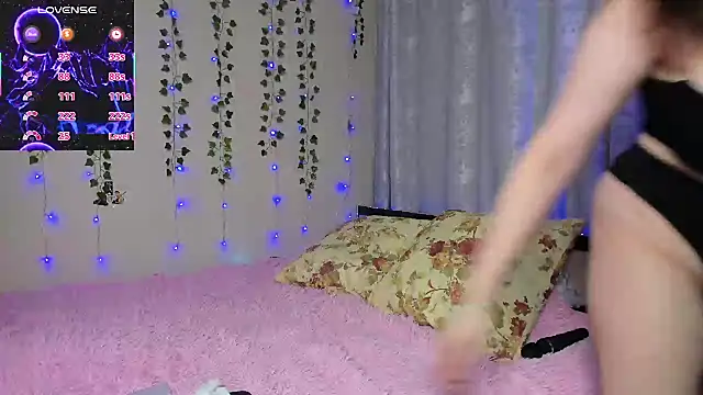 Snapshot of Alice___Rose chatting on 11-20-25, 07:13 Alice Rose online show from 11-20-25, 07:13