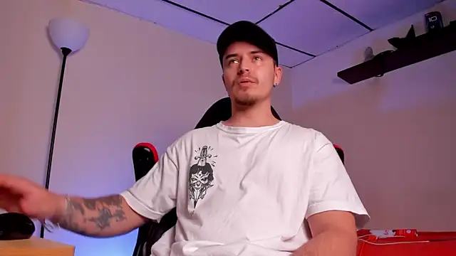 Snapshot of james_connor2 chatting on 10-12-25, 07:02 james connor2 online show from 10-12-25, 07:02