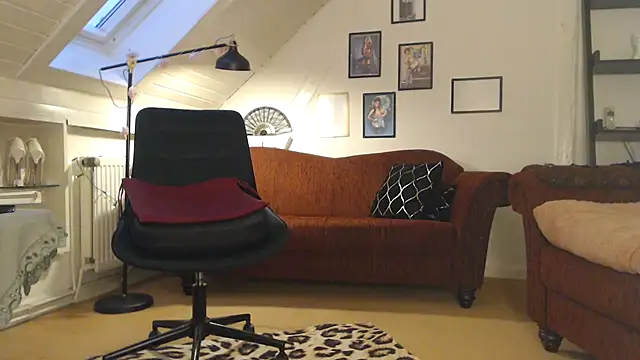 Snapshot of GinaBlonde chatting on 01-16-25, 03:46 GinaBlonde online show from 01-16-25, 03:46