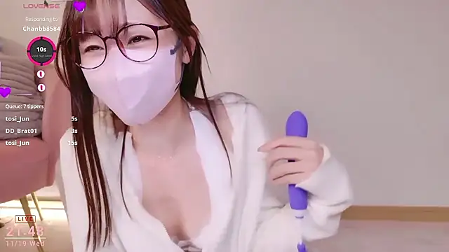 Snapshot of meg_0901 chatting on 11-19-25, 12:49 meg 0901 online show from 11-19-25, 12:49