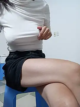 Snapshot of Hera_hera chatting on 02-21-25, 03:21 Hera hera online show from 02-21-25, 03:21