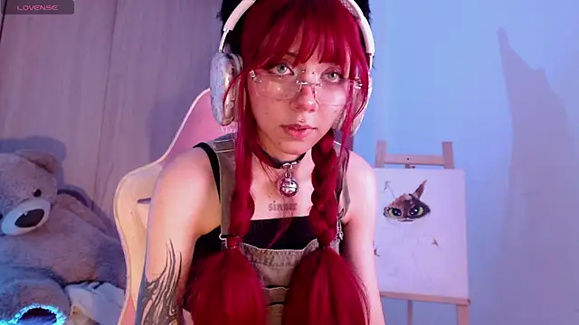 Snapshot of Alicedangerrr chatting on 10-17-25, 04:59 Alicedangerrr online show from 10-17-25, 04:59