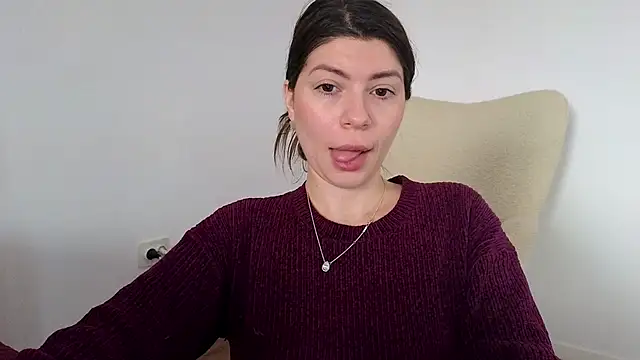 Jullyenn3 online show from 02-05-25, 01:11