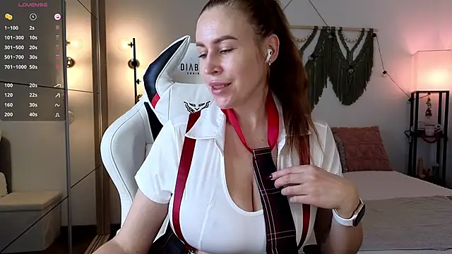 Snapshot of AliceMYs chatting on 10-28-25, 10:19 AliceMYs online show from 10-28-25, 10:19