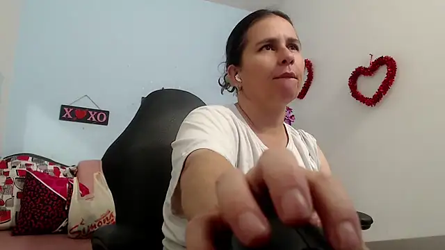 victoria jones online show from 10-27-25, 02:43