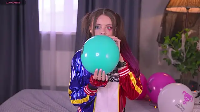 Snapshot of Bellacle chatting on 10-31-25, 07:42 Bellacle online show from 10-31-25, 07:42