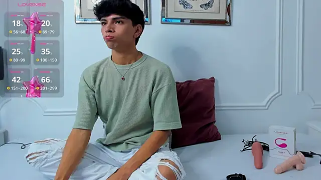 Snapshot of Santy_carrington chatting on 01-07-25, 08:42 Santy carrington online show from 01-07-25, 08:42