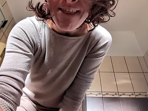 Snapshot of Milky_hairy_mommy chatting on 09-29-25, 06:51 Milky hairy mommy online show from 09-29-25, 06:51