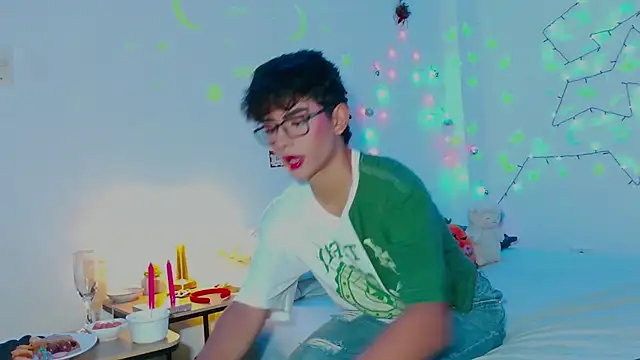 Snapshot of arnold_laurent_ chatting on 12-24-24, 06:50 arnold laurent online show from 12-24-24, 06:50