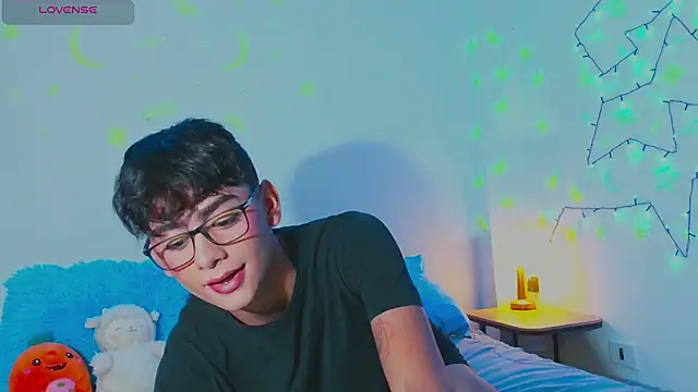 Snapshot of arnold_laurent_ chatting on 01-06-25, 10:37 arnold laurent online show from 01-06-25, 10:37