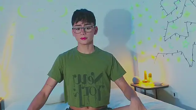 Snapshot of arnold_laurent_ chatting on 02-07-25, 12:09 arnold laurent online show from 02-07-25, 12:09