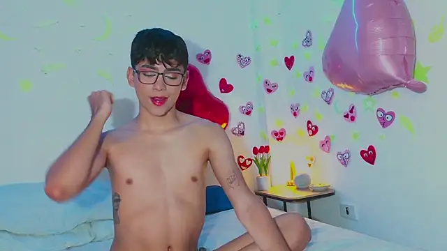 Snapshot of arnold_laurent_ chatting on 02-14-25, 01:13 arnold laurent online show from 02-14-25, 01:13