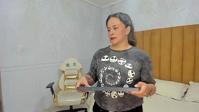 Snapshot of Daphne81_ chatting on 01-29-25, 02:19 Daphne81 online show from 01-29-25, 02:19