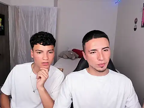 Snapshot of sweet_boys_xx chatting on 03-18-25, 06:57 sweet boys xx online show from 03-18-25, 06:57