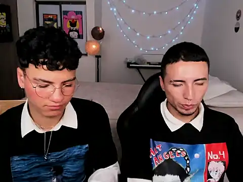 Snapshot of sweet_boys_xx chatting on 03-22-25, 09:02 sweet boys xx online show from 03-22-25, 09:02