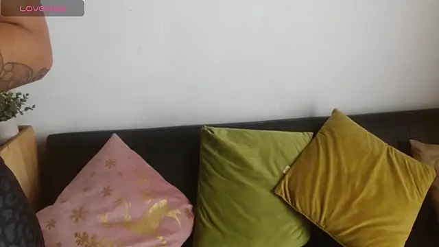 Snapshot of helenacyruss chatting on 03-21-25, 06:29 helenacyruss online show from 03-21-25, 06:29