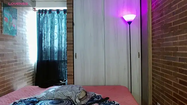 Snapshot of helenacyruss chatting on 10-17-25, 05:48 helenacyruss online show from 10-17-25, 05:48