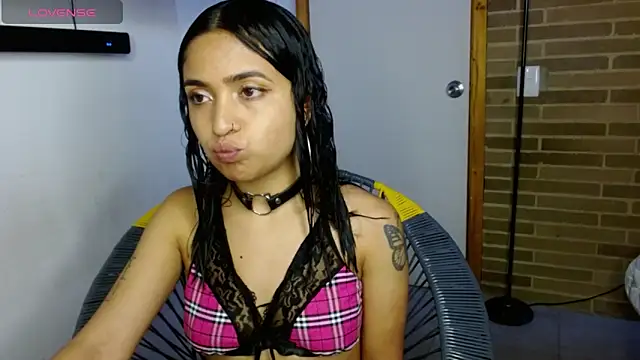 Snapshot of helenacyruss chatting on 10-28-25, 04:20 helenacyruss online show from 10-28-25, 04:20