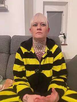 Snapshot of poussichienne chatting on 12-15-24, 08:15 poussichienne online show from 12-15-24, 08:15