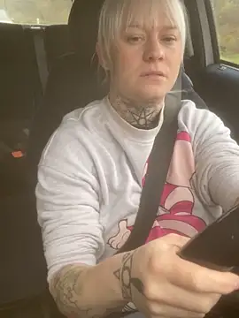 Snapshot of poussichienne chatting on 11-15-25, 12:02 poussichienne online show from 11-15-25, 12:02