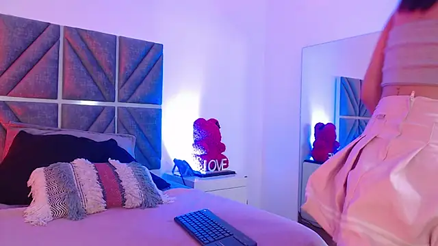 Laura Dicardy online show from 12-04-25, 08:28