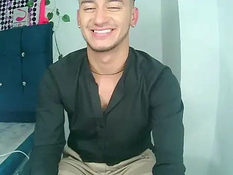 Snapshot of Kevin_Torres chatting on 12-18-24, 05:37 Kevin Torres online show from 12-18-24, 05:37