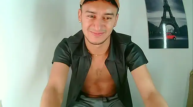 Snapshot of Kevin_Torres chatting on 01-21-25, 04:32 Kevin Torres online show from 01-21-25, 04:32