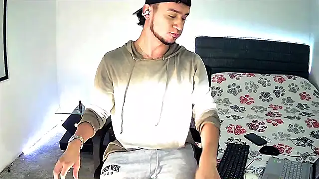 Snapshot of Kevin_Torres chatting on 12-13-25, 09:53 Kevin Torres online show from 12-13-25, 09:53