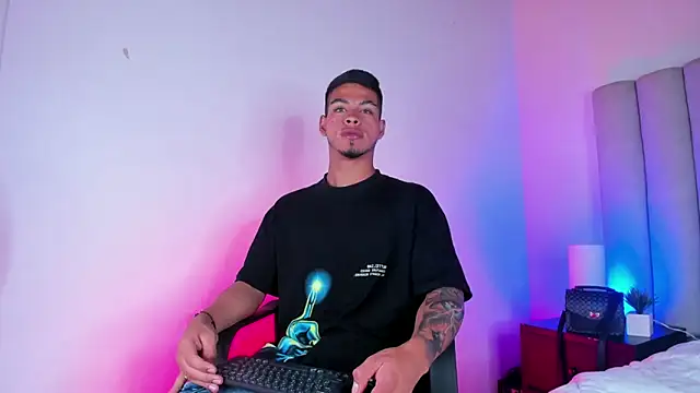 Snapshot of Ken-boy_ chatting on 02-01-25, 02:37 Ken-boy online show from 02-01-25, 02:37