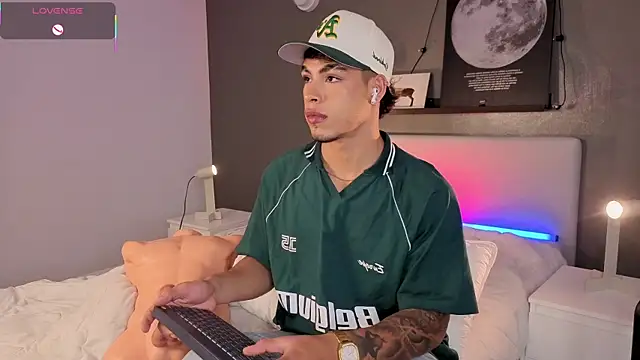 Snapshot of Ken-boy_ chatting on 11-03-25, 11:44 Ken-boy online show from 11-03-25, 11:44