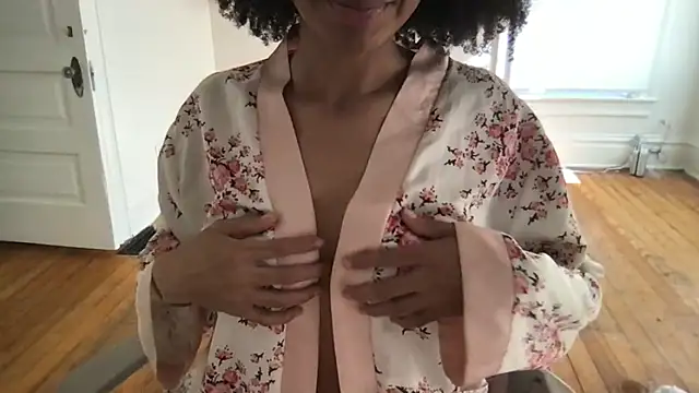 Snapshot of loveofbea chatting on 02-04-26, 08:25 loveofbea online show from 02-04-26, 08:25