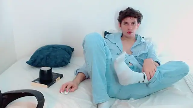 Elio555 online show from 12-15-24, 04:18